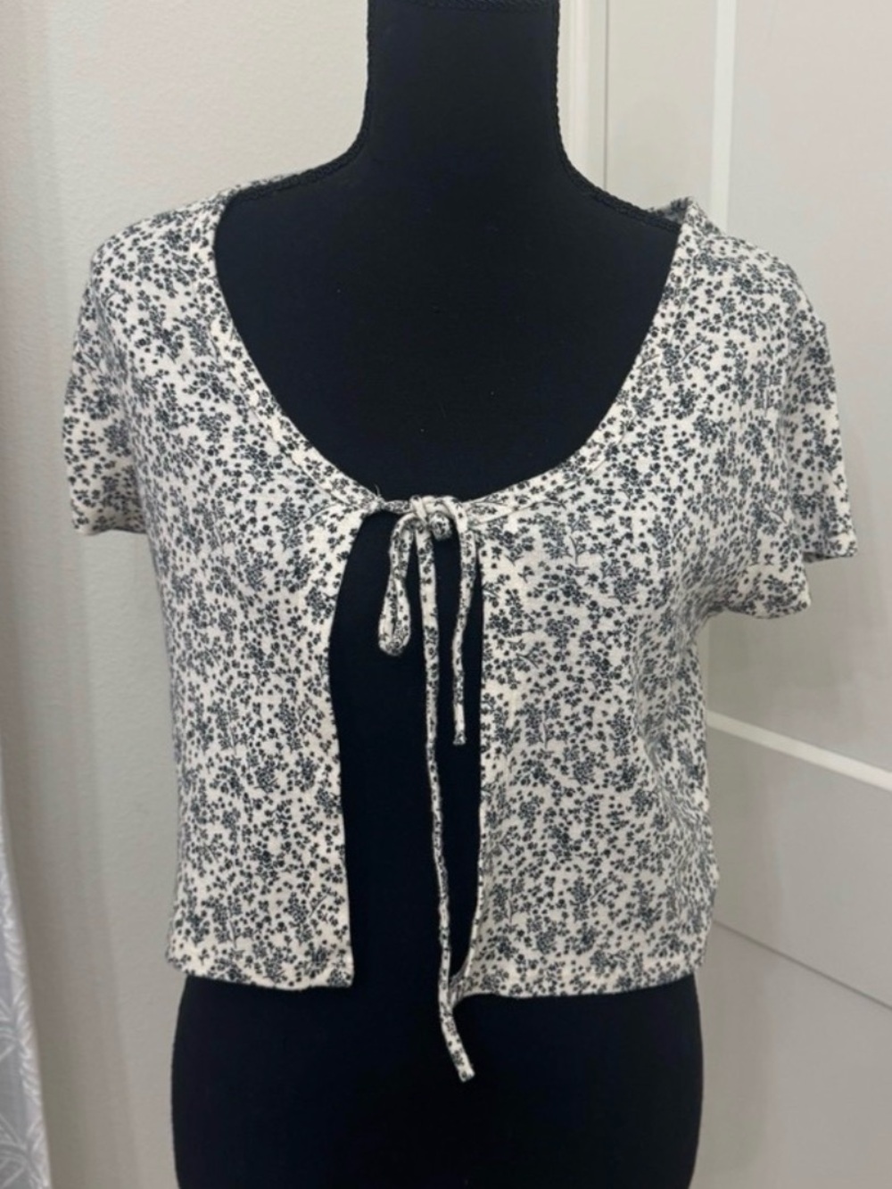 American Eagle Floral Tie Front Crop Top Cream Navy Blue Ribbed Short Sleeve M
